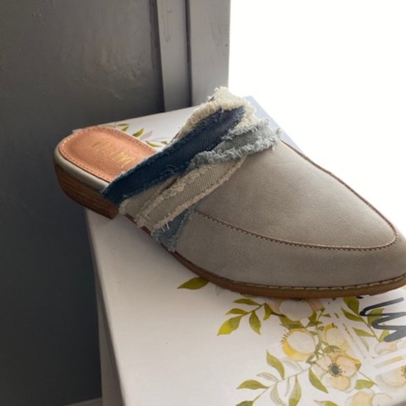 Grey Slides - Picture 1 of 2